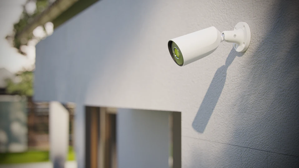 Weisse Bulletkamera an einer Hauswand Bulletkamera an einer Hauswand zur Überwachung eines Privatgrundstückes.